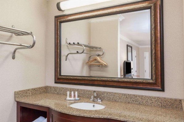 Travelodge by Wyndham Sylmar CA image 12