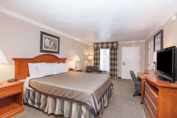 Travelodge by Wyndham Sylmar CA image 5