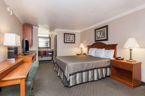 Travelodge by Wyndham Sylmar CA image 7